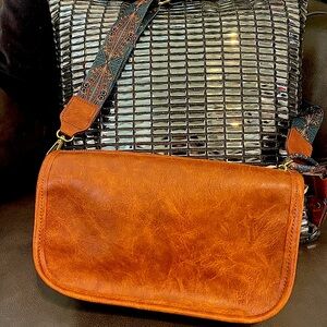 NEW-Classic Leather Crossbody – Timeless Beauty For a Casual dress up. 🥰🫶🏼🧁